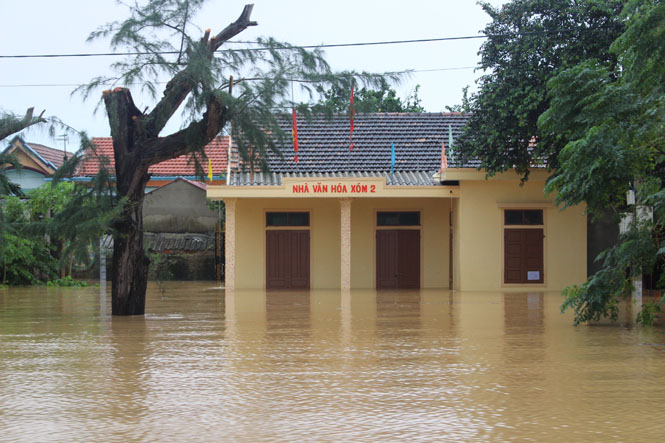 Nhiều nhà văn hóa thôn cũng bị nước lũ nhấn chìm.