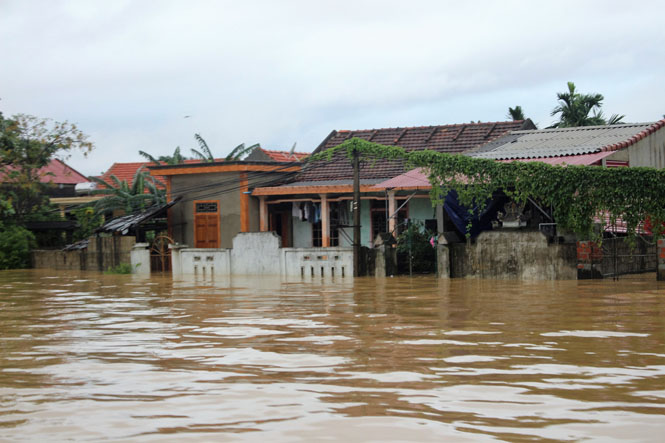 Hàng chục ngàn nhà dân của huyện Lệ Thủy vẫn bị ngập sâu trong nước lũ.