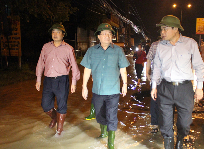 Phó Thủ tướng Trịnh Đình Dũng kiểm tra và thăm hỏi ngư dân tại Khu neo đậu tàu thuyền cảng Gianh.