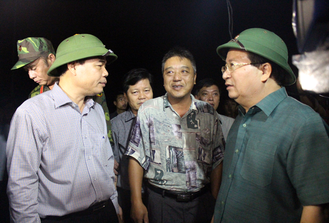 Phó Thủ tướng Trịnh Đình Dũng chỉ đạo khắc phục hậu quả tại quốc lộ 1A đoạn qua xã Lộc Ninh (TP. Đồng Hới)