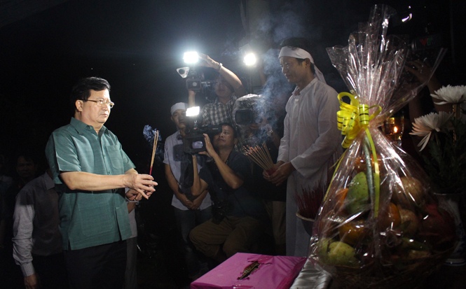 Phó Thủ tướng Trịnh Đình Dũng thăm hỏi gia đình nạn nhân bị tử vong do mưa lũ.