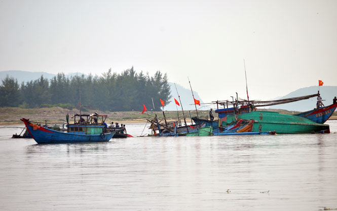 Nhiều tàu cá bị của xã Cảnh Dương bị chìm tại cửa Roòn chưa trục vớt được.