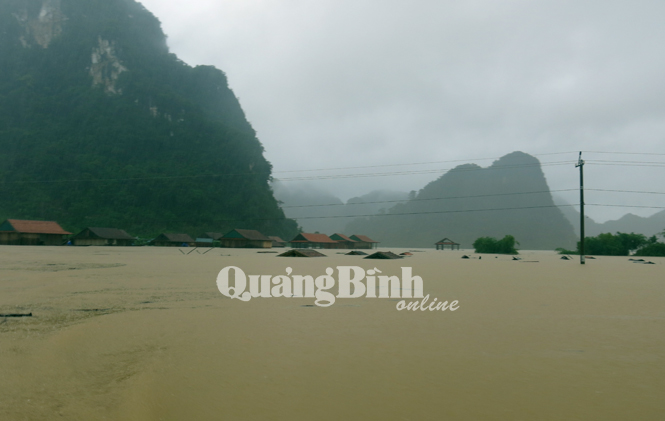 Xã Tân Hóa, huyện Minh Hóa chìm trong biển nước.