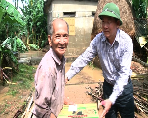  Đồng chí Trần Xuân Vinh thăm hỏi, tặng quà cho hộ gia đình ở xã Cảnh Hóa có nhà bị sập do mưa lũ.  
