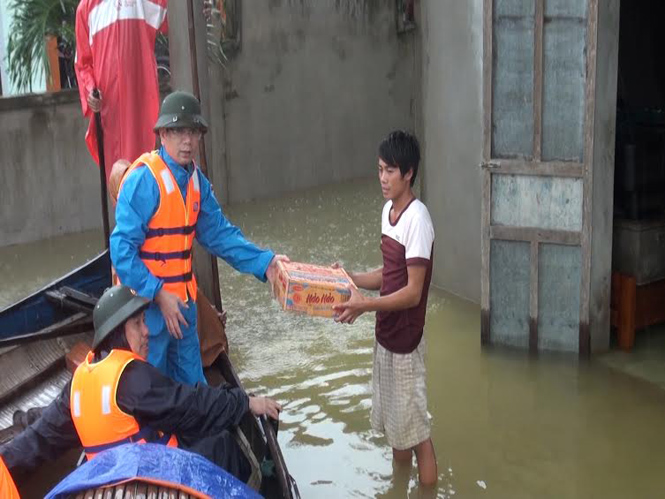 Lãnh đạo huyện Quảng Ninh thăm và cứu trợ kịp thời những hộ gia đình bị lũ chia cắt ở xã Tân Ninh
