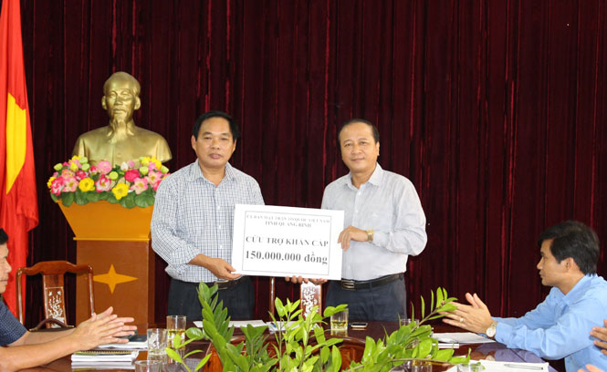 Đồng chí Trần Văn Tuân, Ủy viên Thường vụ Tỉnh ủy, Chủ tịch Ủy ban MTTQVN tỉnh trao 150 triệu đồng tiền cứu trợ khẩn cấp của Ủy ban MTTQVN tỉnh cho lãnh đạo huyện Lệ Thủy.