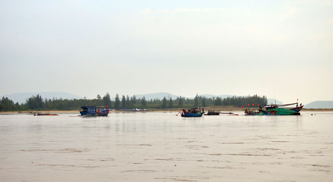 Tàu của ngư dân xã Cảnh Dương bị đánh chìm tại cửa sông 