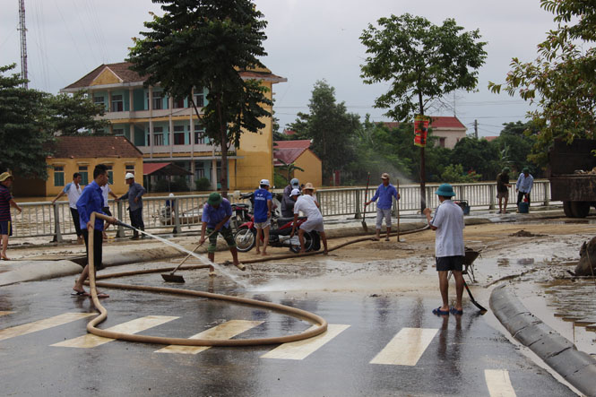 Phải sử dụng máy bơm công suất lớn mới rữa được hết bùn đất trên các tuyến đường giao thông vùng trung tâm huyện Lệ Thủy.