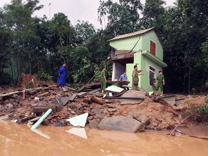 Ngôi nhà kiên cố của chị Nguyễn Thị Thành (thôn Xuân Canh, xã Thuận Hóa)  bị nước lũ làm sập hoàn toàn.
