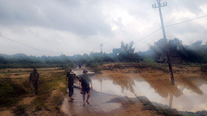 Một tuyến đường liên thôn ỏ xã Thuận Hóa bị hư hỏng.