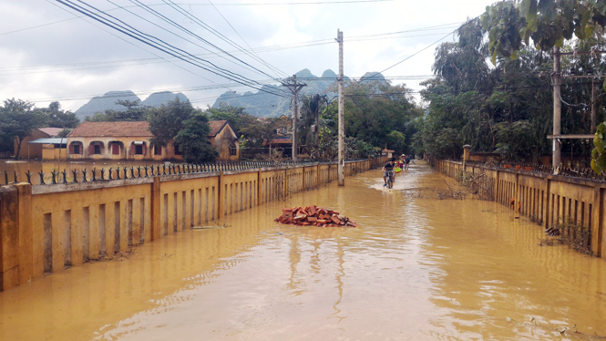 Sáng nay, một số tuyến đường ở xã Văn Hóa vẫn còn bị ngập.
