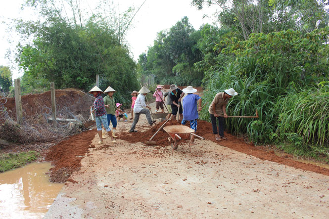 Người dân xã Dương Thủy tu bổ một tuyến đường giao thôn nông thôn bị mưa lũ làm xói lở