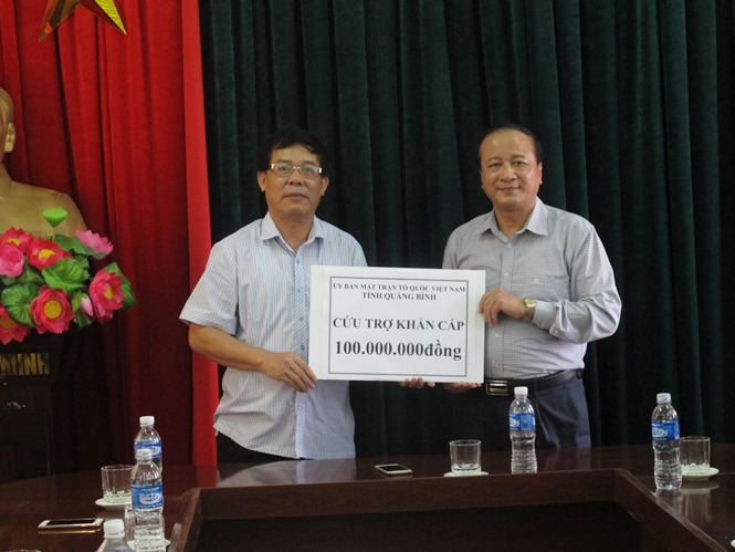 Đồng chí Trần Văn Tuân, Ủy viên Ban Thường vụ Tỉnh ủy, Chủ tịch Ủy ban MTTQVN tỉnh trao 100 triệu đồng hỗ trợ khẩn cấp cho huyện Quảng Trạch khắc phục hậu quả mưa lũ 