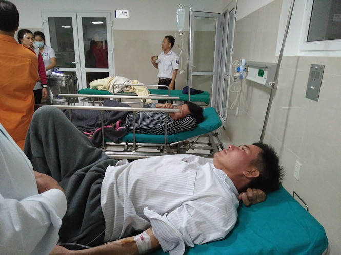 Các thuyền viên đang được cấp cứu, điều trị tại Bệnh viện hữu nghị Việt Nam-Cu Ba Đồng Hới. Ảnh: Bắc Lê