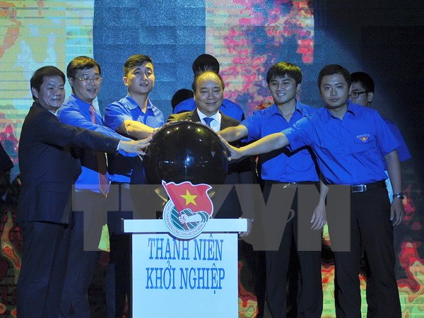 Thủ tướng Nguyễn Xuân Phúc và các đại biểu thực hiện nghi thức phát động Chương trình thanh niên khởi nghiệp giai đoạn 2016-2021. (Ảnh: Phạm Kiên/TTXVN)