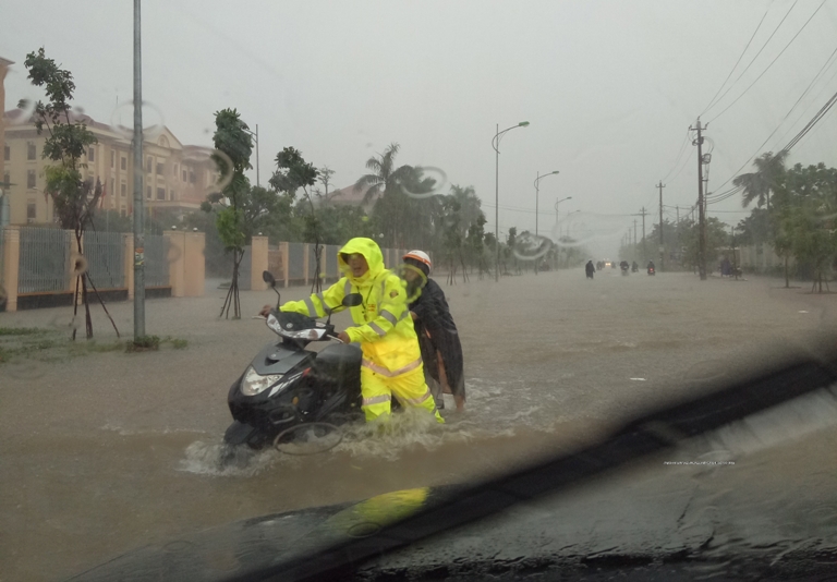 Chiến sĩ Cảnh sát giao thông hỗ trợ dân trong mưa lũ