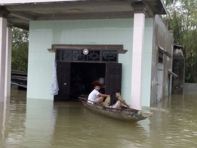 Hiện tại một số thôn xóm ở Tân Ninh vẫn đang bị nước lũ vây