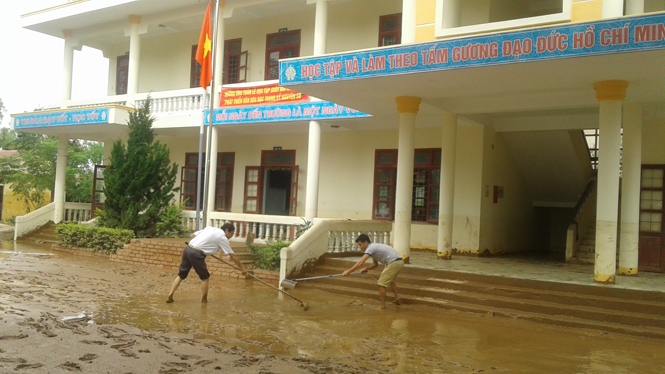 Trường tiểu học Quảng Minh B bùn phù sa dày hơn 15cm.