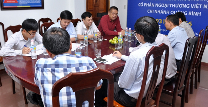 Phó Tổng Giám đốc, Tổng Công ty Viễn thông MobiFone Nguyễn Bảo Long họp chỉ đạo khắc phục hậu quả lũ lụt tại MobiFone Quảng Bình.