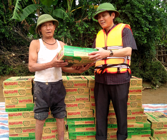 Đồng chí Trần Thắng, Uỷ viên Ban Thường vụ Tỉnh uỷ, Bí thư Thị uỷ Ba Đồn thăm hỏi và tặng quà cứu trợ cho người dân bị ảnh hưởng mưa lũ trên địa bàn.
