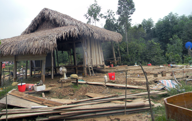 Nhà dân ở thôn 4, xã Ngư Hoá cũng bị lũ đẩy trôi