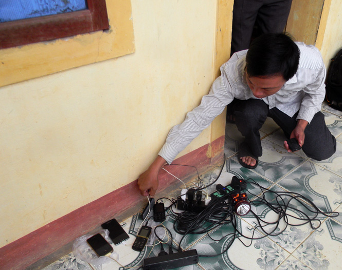 Nhiều cán bộ xã Ngư Hoá và người dân đến vùng trung tâm xã để sạc điện thoại từ máy phát điện 