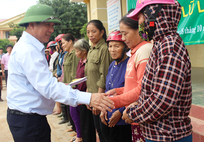 Tổng Giám đốc NHCSXH trao quà cứu trợ cho bà con vùng lũ xã Châu Hóa (Tuyên Hóa)