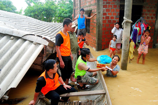 Các tổ chức, cá nhân, nhà hảo tâm hỗ trợ nhu yếu phẩm cho người dân thôn Vinh Quang, xã Sơn Thủy (Lệ Thủy).   