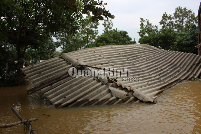 Ngôi nhà của chị Võ Thị Đào bị sập hoàn toàn do mưa lũ.