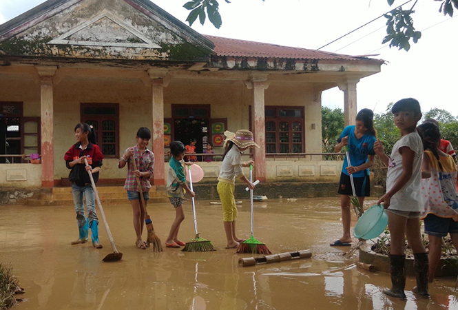 Các giáo viên Trường mầm non Tân Hóa đang quét dọn trường lớp