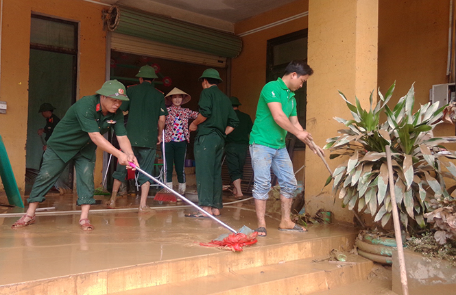 Lực lượng Ban chỉ huy Quân sự huyện Minh Hóa giúp dân khắc phục hậu quả lũ lụt.