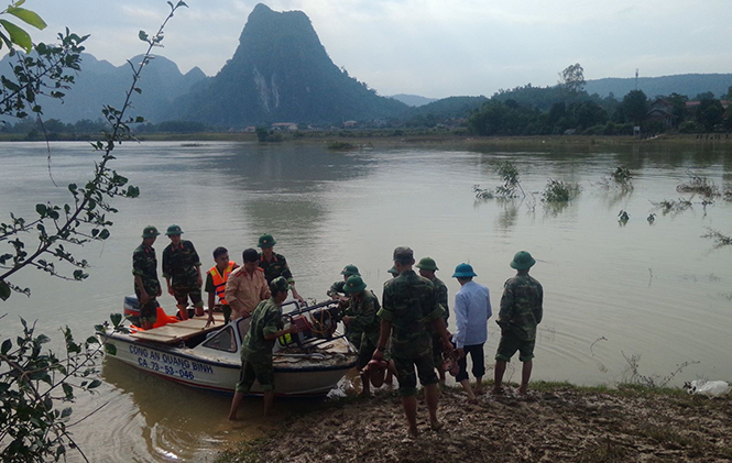 Công an huyện Minh Hóa chở máy nổ, mì tôm, nước uống đi khắc phục hậu quả lũ lụt và cứu trợ cho dân.