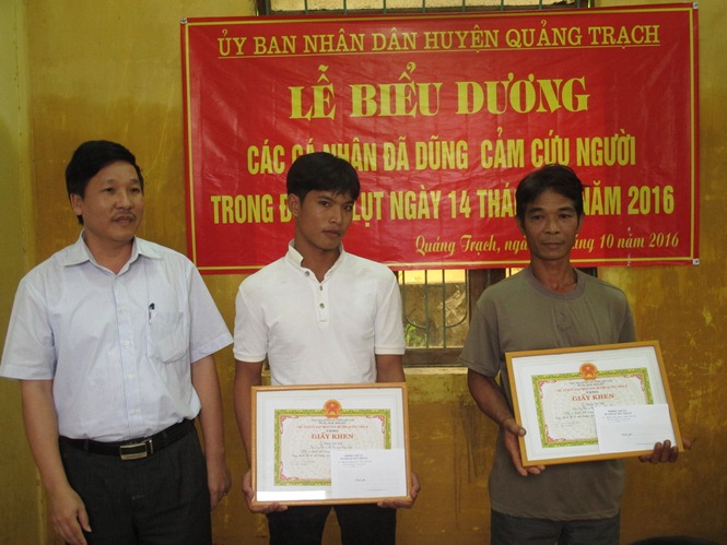 Lãnh đạo huyện Quảng Trạch trao giấy khen đột xuất cho hai cha con anh Hoàng Văn Tâm và Hoàng Văn Nam, thôn Long Châu, xã Phù Hóa.