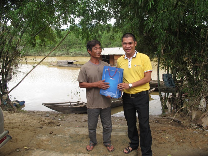 Đại diện Chi nhánh Mobifone Quảng Trạch trao quà hỗ trợ gia đình anh Tâm vượt khó sau lũ.