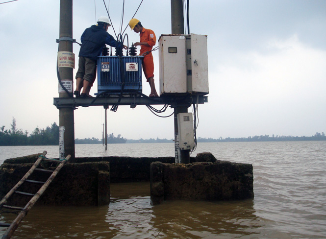 Công ty Điện lực Quảng Bình tiến hành kiểm tra tại một trạm biến áp ở Lệ Thuỷ sau lũ lụt.  
