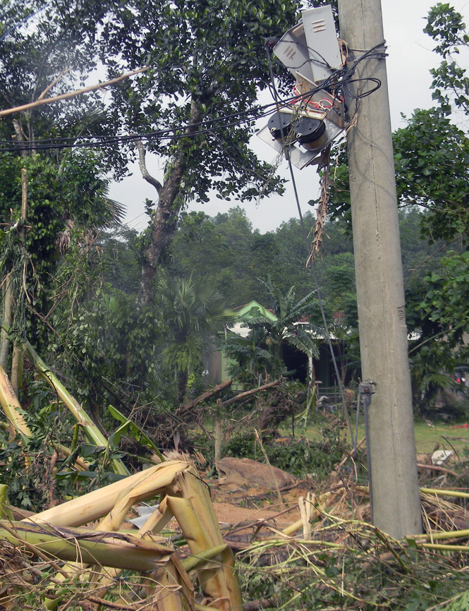 Một công tơ bị hỏng do lũ ở địa bàn xã Ngư Hoá, huyện Tuyên Hoá.