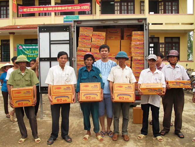Các nhà hảo tâm trao quà cho người dân xã Quảng Lộc