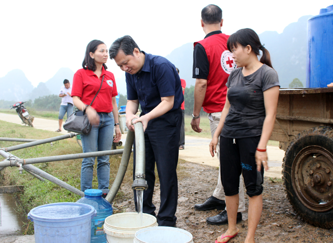 Kiểm tra hệ thống máy lọc nước sạch tại xã Tân Hóa