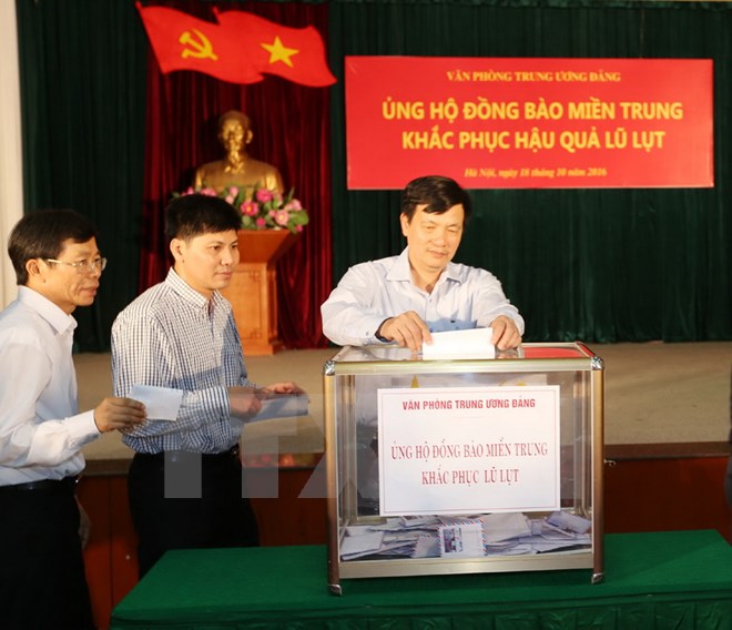 Cán bộ, chuyên viên, người lao động Văn phòng Trung ương Đảng tham gia quyên góp ủng hộ đồng bào miền Trung. (Ảnh: Trí Dũng/TTXVN)