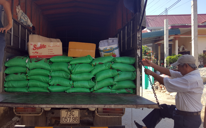 Giá gạo được các đoàn cứu trợ thu gom để đưa về các vùng lũ lụt vẫn giữ mức phổ biến là giao động từ 120- 140 nghìn đồng/yến.