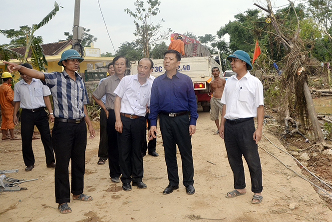 Đồng chí Nguyễn Hữu Hoài, phó Bí thư Tỉnh ủy, Chủ tịch UBND tỉnh chỉ đạo khắc phục hậu quả lũ lụt ở xã Văn Hóa.