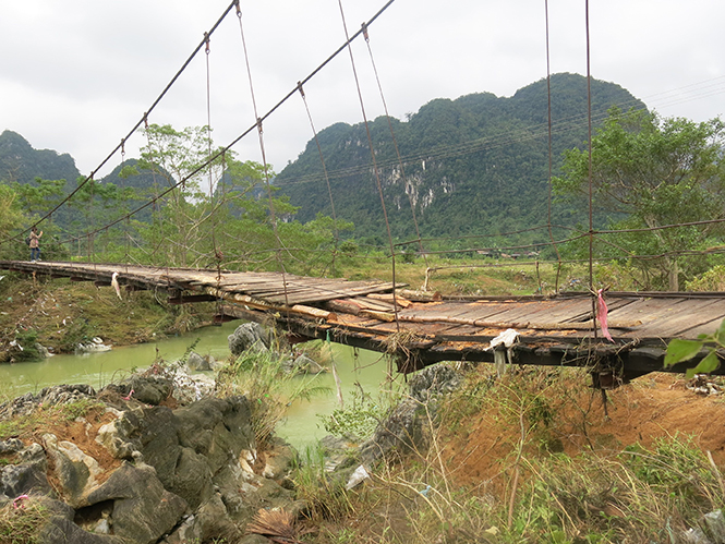 Một cầu treo ở Minh Hóa bị lũ làm hư hỏng, nguy hiểm cho người qua lại.