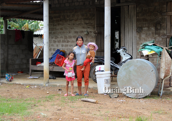 Ba mẹ con chị Nguyễn Thị Hằng Như trước ngôi nhà trống trơn tài sản.