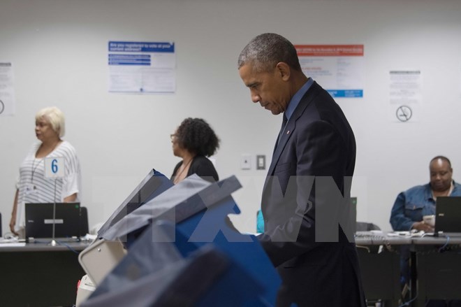 Tổng thống Mỹ Barack Obama bỏ phiếu sớm tại điểm bầu cử ở Chicago ngày 7-10. (Nguồn: AFP/TTXVN)