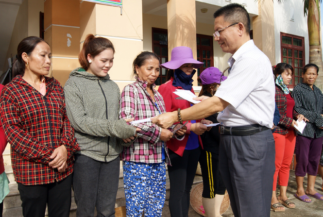 Đại diện Công ty TNHH Đầu tư và Du lịch lữ hành ASIA MASTER Hà Nội trao quà cho bà con vùng lũ xã Kim Hóa, huyện Tuyên Hóa.