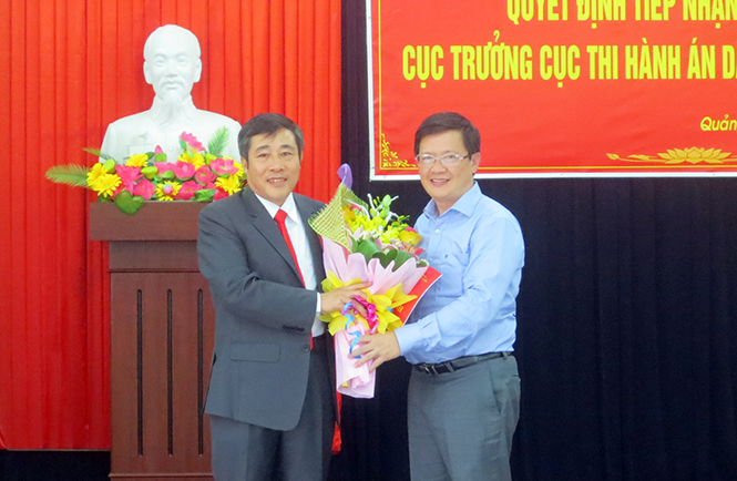 Phó Tổng cục trưởng Tổng cục THADS Mai Lương Khôi trao quyết định và hoa chúc mừng đồng chí Mai Công Danh được bổ nhiệm giữ chức Cục trưởng Cục THADS.