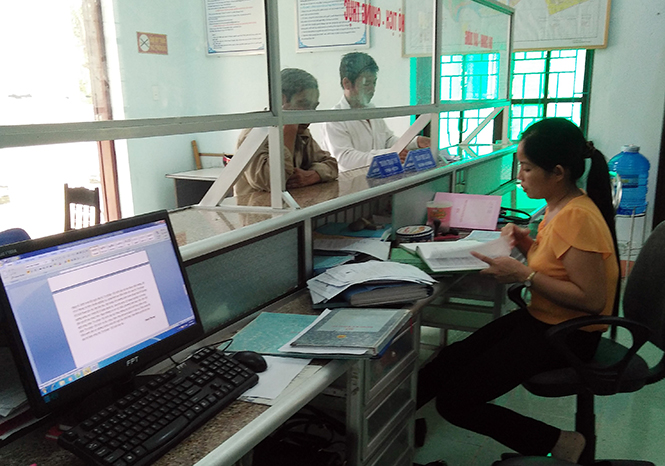 Hàng ngày, công chức tư pháp - hộ tịch xã Hiền Ninh, huyện Quảng Ninh phải giải quyết rất nhiều việc.