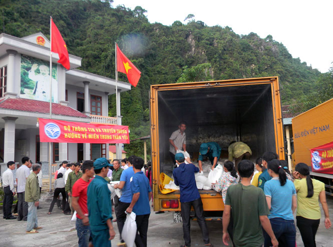   Bộ TT&TT vận chuyển hàng cứu trợ đến các địa phương trong tỉnh bị thiệt hại trong đợt mưa lũ vừa qua.  