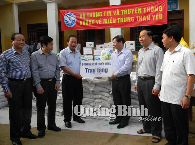 Bộ trưởng Bộ TT & TT Trương Minh Tuấn trao tiền và hàng cứu trợ vùng lũ huyện Quảng Trạch.