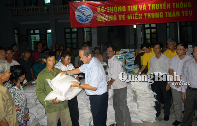 Bộ trưởng Bộ TT & TT Trương Minh Tuấn trao gạo hỗ trợ người dân xã Đức Hoá, huyện Tuyên Hoá.